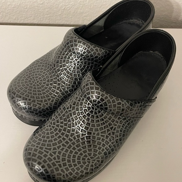 Dansko Shoes - Dansko Black Mosaic Wheel Clogs Sz 39